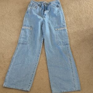 Levi's Women's High Loose Cargo Jeans. Size Levi's 28 (Size 6)